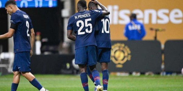 开云体育-2-0！3-2！欧洲4豪门乱斗：断腿+染红！恩里克狂奔庆祝，太窒息