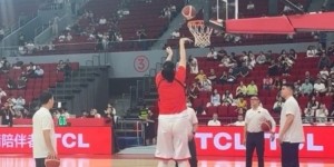 开云体育-今晚成年国家队首秀！张子宇赛前单独特训定点抛投 手感火热