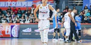 KAIYUN下载app-高诗岩上半场20分钟三分4中2 拿到8分3篮板2助攻2抢断