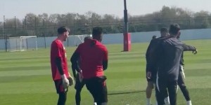 心情不错！奥纳纳训练中抱摔加纳乔 几人有说有笑 周五将战里昂