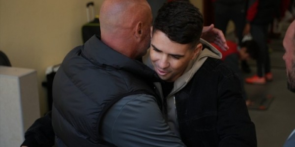 开云-奥斯卡空降卡塔尔，携家人与海港会合，见证海港1-4惨败泽尼特|上海海港|热身赛|奥斯卡-罗梅罗|圣彼得堡泽尼特俱乐部|穆斯卡特_新浪体育_新浪新闻