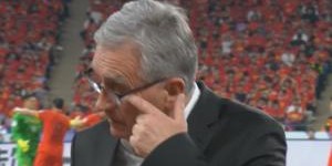 王大雷黄油手送礼！场边的伊万转头无奈抹眼角，与助教讨论换人