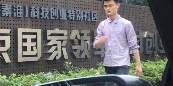 最近山寨版球星火了！库里忍了，詹姆斯忍了，威少实在忍不了|斯蒂芬·库里|拉塞尔·威斯布鲁克|艾弗森|拉塞尔-威斯布鲁克|nba_新浪体育_新浪新闻